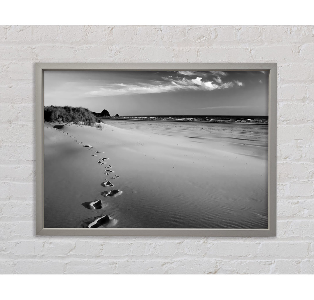 Gerahmter Fotodruck Footprints B N W