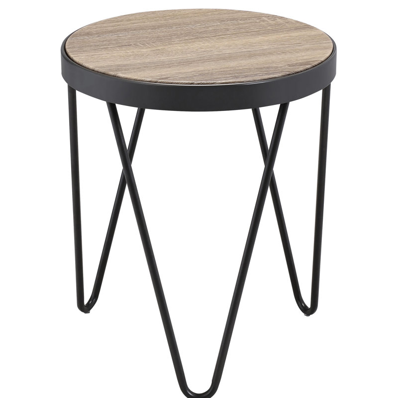 Table d'appoint en chêne gris vieilli et noir avec dessus, adaptée à différents espaces. Le contraste entre le bois naturel et les finitions métalliques lui confère un charme particulier. Grande surface pour boissons, livres et articles de décoration. Stable grâce à ses pieds adaptables.