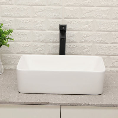 Lavabo vasque en céramique 19 po x 15 po avec robinet noir mat, présence Dazzle dans la salle de bain