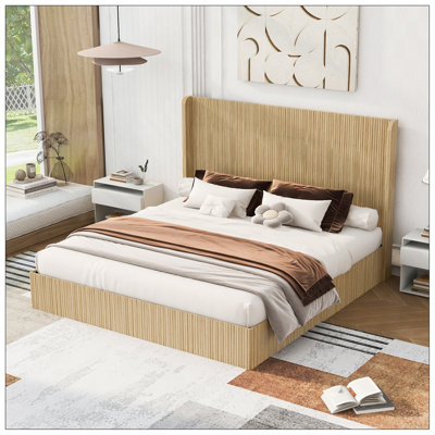 Structure de lit très grand Mid-Century en bois cannelé, tête de lit haute à oreilles, lit plateforme à profil bas, pas de sommier tapissier nécessaire, assemblage facile pour la chambre à coucher et la chambre d'amis