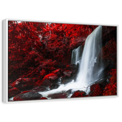 Chute d'eau rouge d'automne