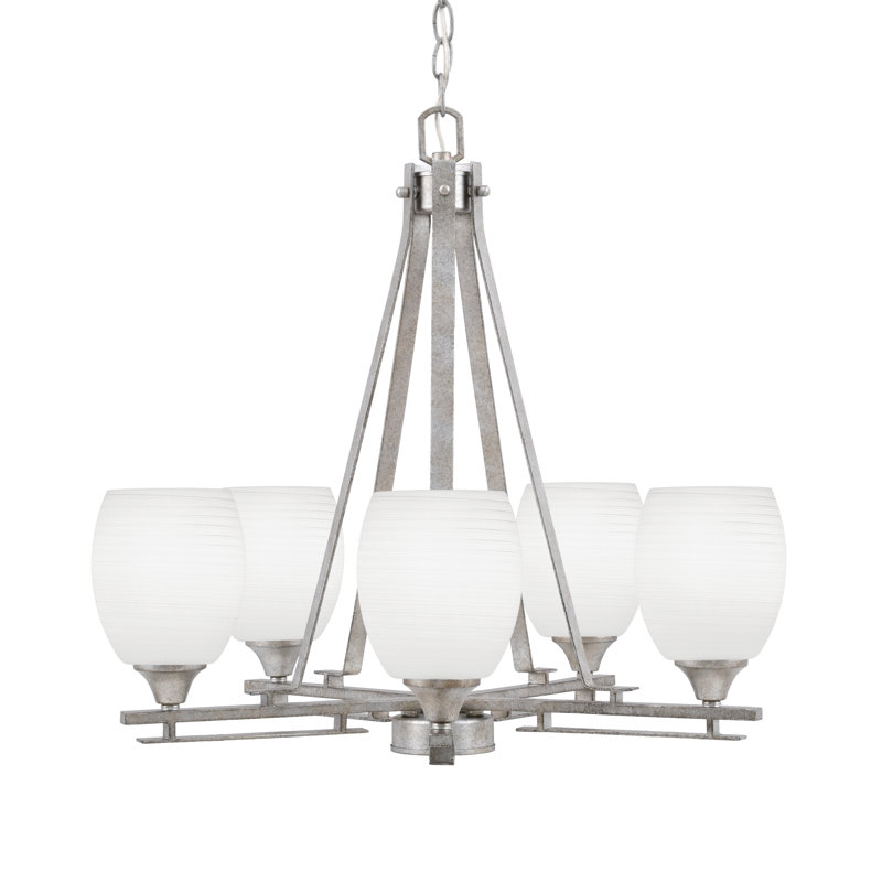 Lustre 5 lumières Uptowne illustré en finition argent vieilli avec verre en lin blanc de 5 po