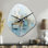 Articles de toilette bleu minimaliste - forme nébuleuse - horloge murale bleue - forme unique