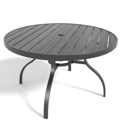 Table de patio ronde à lattes en faux bois 41 po avec trou pour parasol, plateau en grain de bois réaliste et pieds en fer noir mat de haute qualité, table de salle à manger d'extérieur résistante à la rouille pour balcon de patio