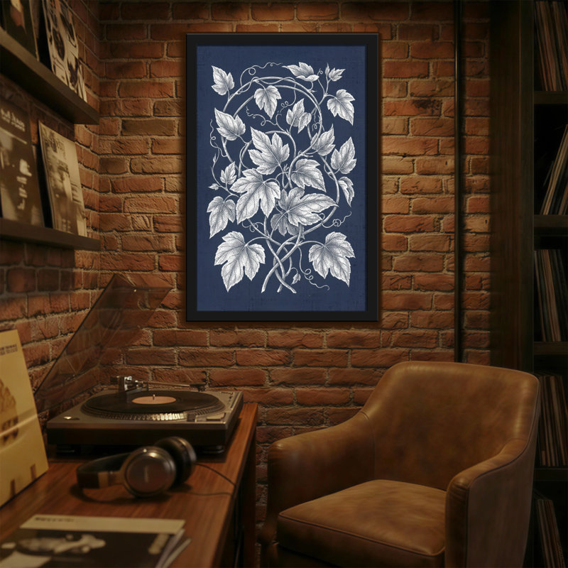 Plantes et fleurs de lierre entrelacées sur fond bleu foncé, H 18 po x l 12 po