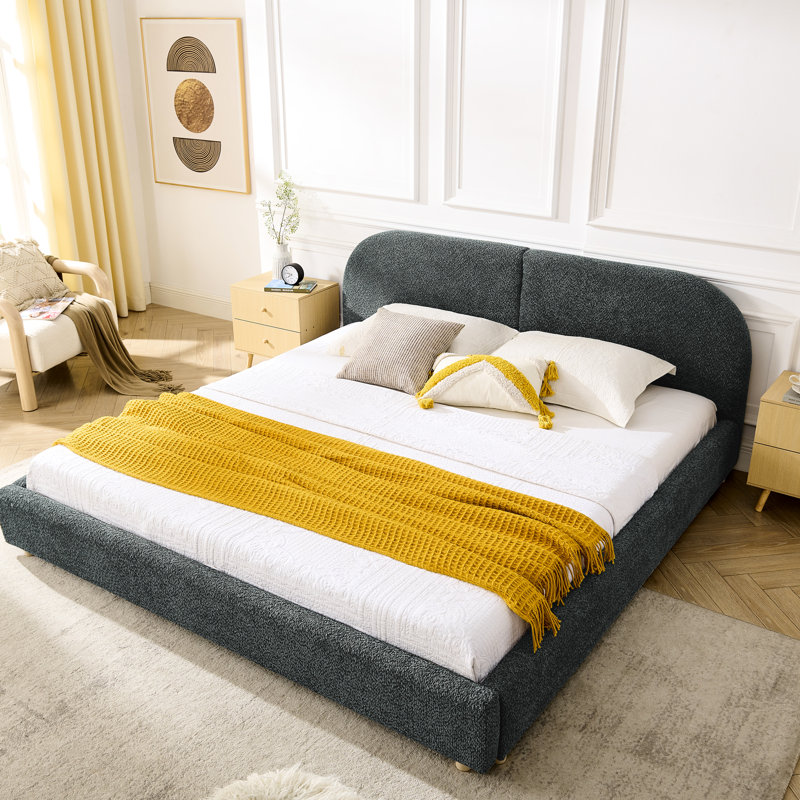 Très grand lit tapissier gris foncé, look minimaliste moderne, haute tête de lit incurvée, tissu, pieds pour le confort de la chambre à coucher, esthétique, structure robuste pour les pieds,