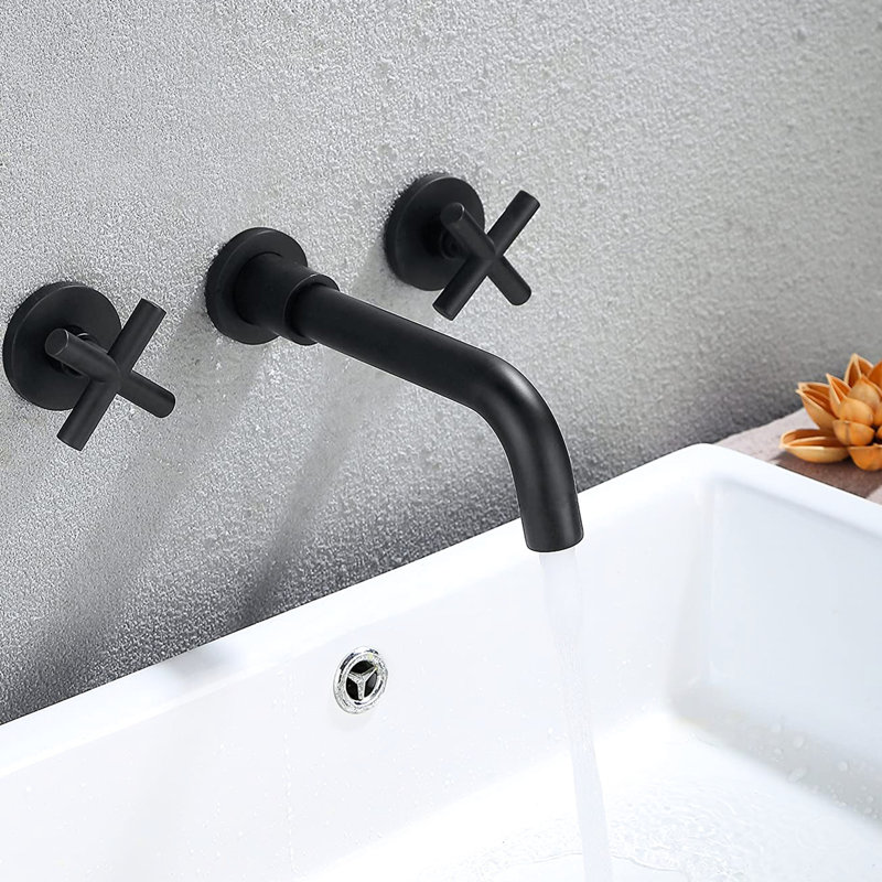 Robinet de lavabo mural noir mat sans bonde escamotable. Poignées en croix classiques pour un contrôle sans effort de l'eau. Splash Aérateur silencieux et fluide. Fabriqué en laiton de haute qualité