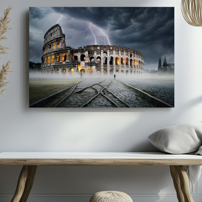 Toile, "Dramatic View of the Colosseum In Rome Rises Majest Respected", art mural contre un ciel tourmenté