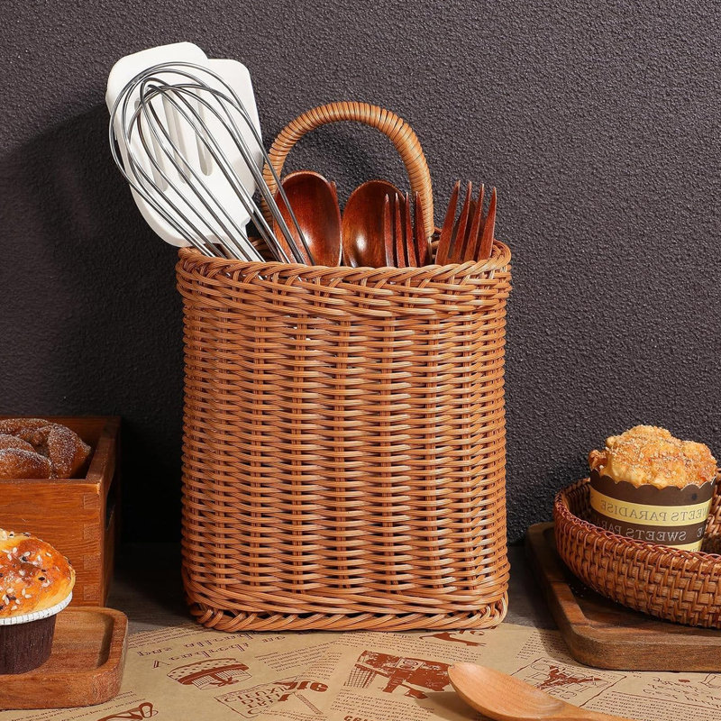Panier suspendu tissé avec ustensiles de cuisine