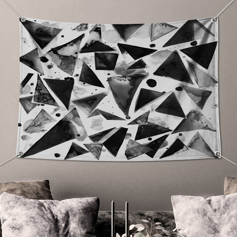 Tapisserie murale «Black Ink Triangles», H 104 po x 88 avec 4 œillets
