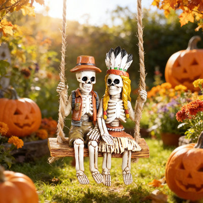Décoration d'Halloween : Couple de squelettes en résine, style indien, à suspendre, avec coiffe de cowboy. Décoration murale intérieure et extérieure pour jardin ou jardin.
