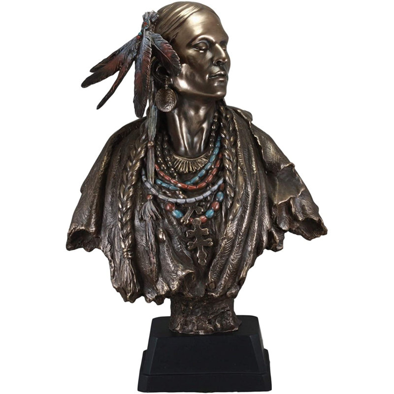 Figurine de princesse amérindienne avec une plume d'aigle