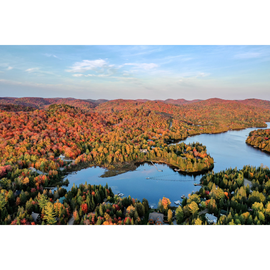 Luftaufnahme der Landschaft von Laurentian im Herbst bei Sonnenuntergang, Quebec, Kanada