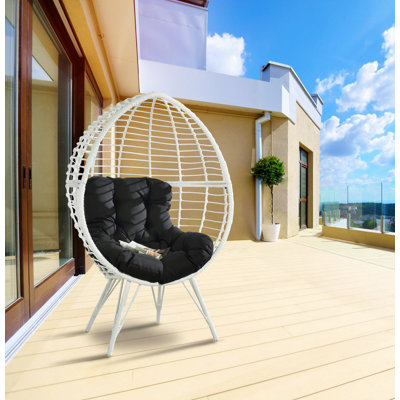Chaise longue en tissu et osier