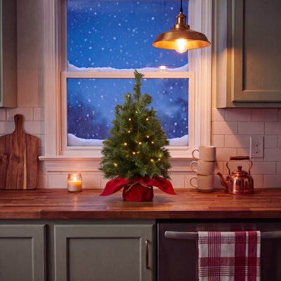 Sapin majestueux de 2 pi avec base rouge et lumières à DEL