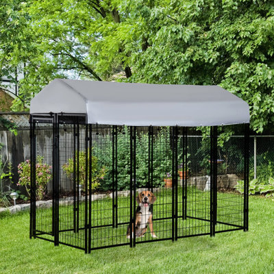 Chenil d'extérieur pour chien 8 'x 4' 6 '- Porte verrouillable, auvent aquatique, pour parc de chien moyen et grand avec porte et couvercle de taille moyenne / grande