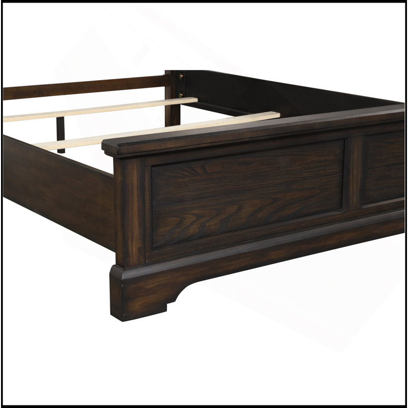 Grand lit-bateau avec design traditionnel et finition acajou pour une élégance intemporelle et un sommeil confortable