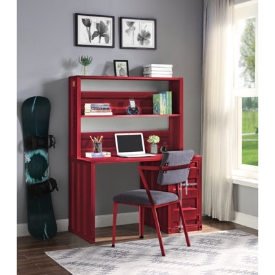 Bureau de style cargo, finition rouge, structure métallique, plateau en tôle d'acier, 1 tablette, rangement intégré sous la porte, profondeur 61 cm, hauteur d'écriture 152 cm, construction avec panneaux encastrés semblable au bureau de style cargo, base à compartiment ouvert, 119 cm