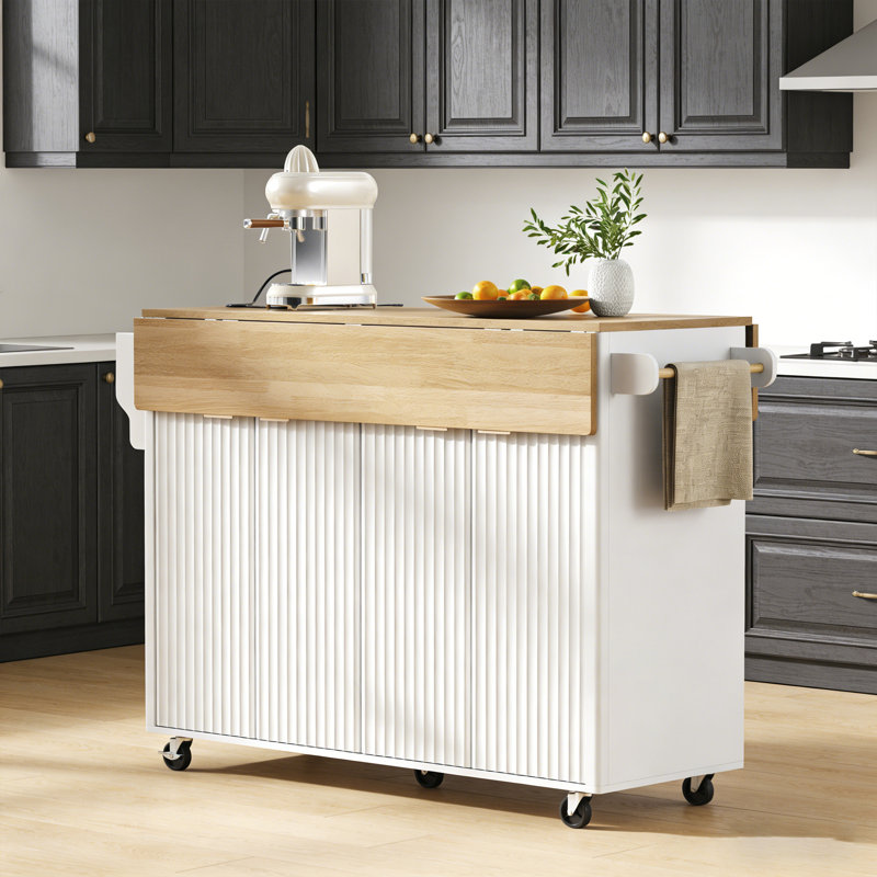 Îlot de cuisine cannelé de 55,5 po avec 2 abattants, chariot de rangement de cuisine avec prise de courant, 4 portes, support à épices, table d'îlot roulant avec plateau en grain de bois, bord courbé pour la cuisine, la salle à manger, blanc