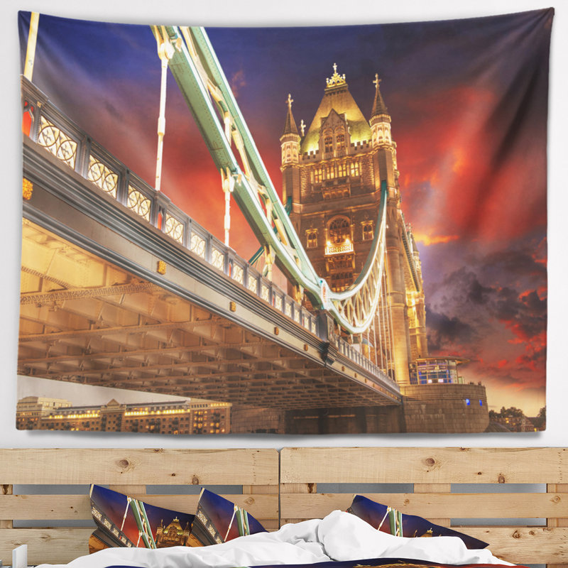 Cityscape de polyester moderne avec pont tour à tapisserie avec accessoires suspendu inclus, H 78 po x l 92 po