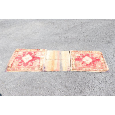 Tapis turc rétro tissé à la main dans un motif géométrique rouge servant de tapis de porte élégant pour un décor élégant