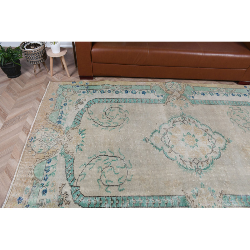 Élégant tapis turc tissé à la main avec des couleurs pastel douces et des motifs floraux uniques parfaits pour ajouter de la sophistication à votre décor