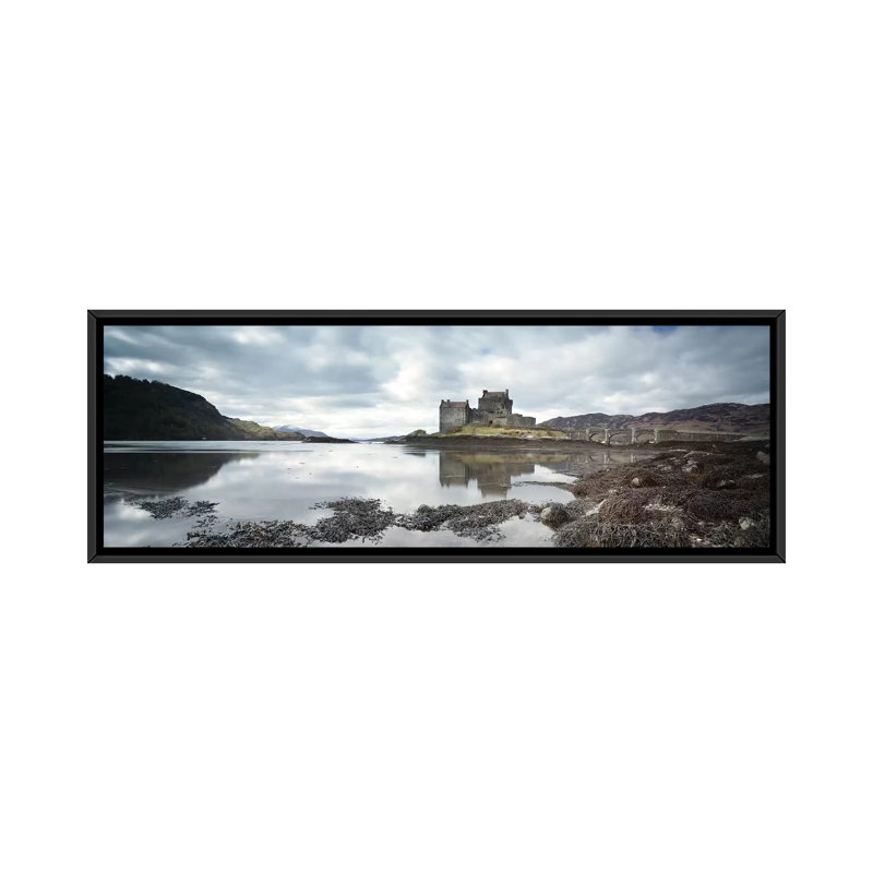 «Eilean Donan Castle, Scottish Highlands» par Matteo Colombo, impression sur toile, H 12 po x l 36 po x P 1,5 po, Cadre noir