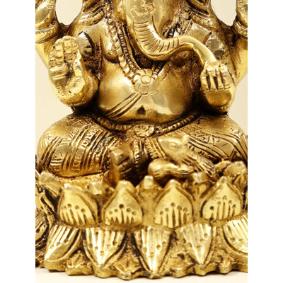 Petit dieu Ganesha assis sur un lotus