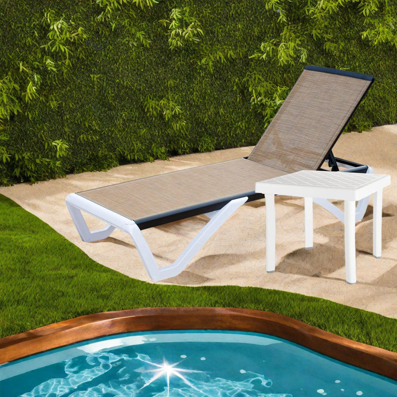 Méridiennes de patio réglables en aluminium au bord de la piscine avec table