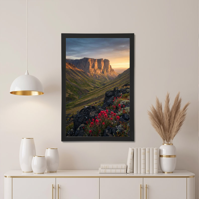 Ensemble de 1 tableau sur toile tendue représentant un coucher de soleil dans une vallée de montagne avec des fleurs sauvages