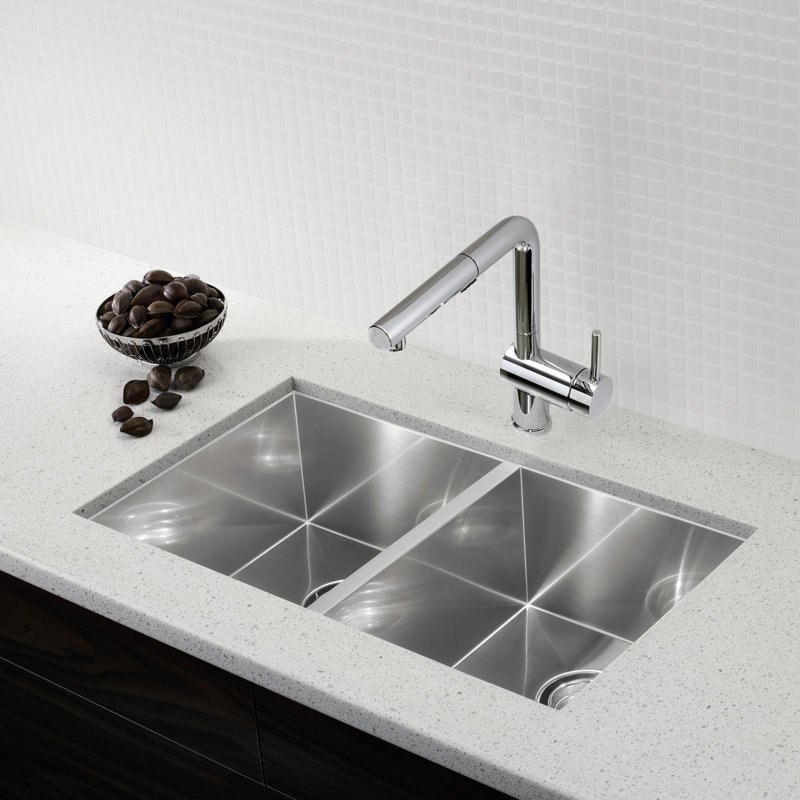 Quatrus R0 32" 50/50 Double Bowl Undermount Stainless Steel Kitchen Sink