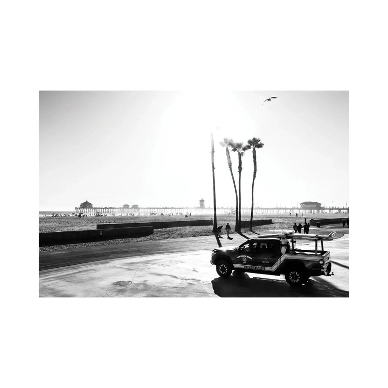 «Black California Series - Huntington Beach Lifeguard» par Philippe Hugonnard - reproduction de photo sur toile tendue