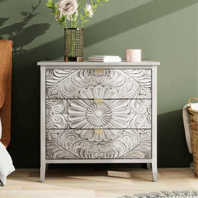 Meuble d'appoint à trois tiroirs de style américain. Parfait pour la chambre, le salon ou le bureau. Toit en écorce. Finition en bois clair, peinte à la main. Panneau. Glissières à fond lisse. Poignée dorée. Patins antidérapants.