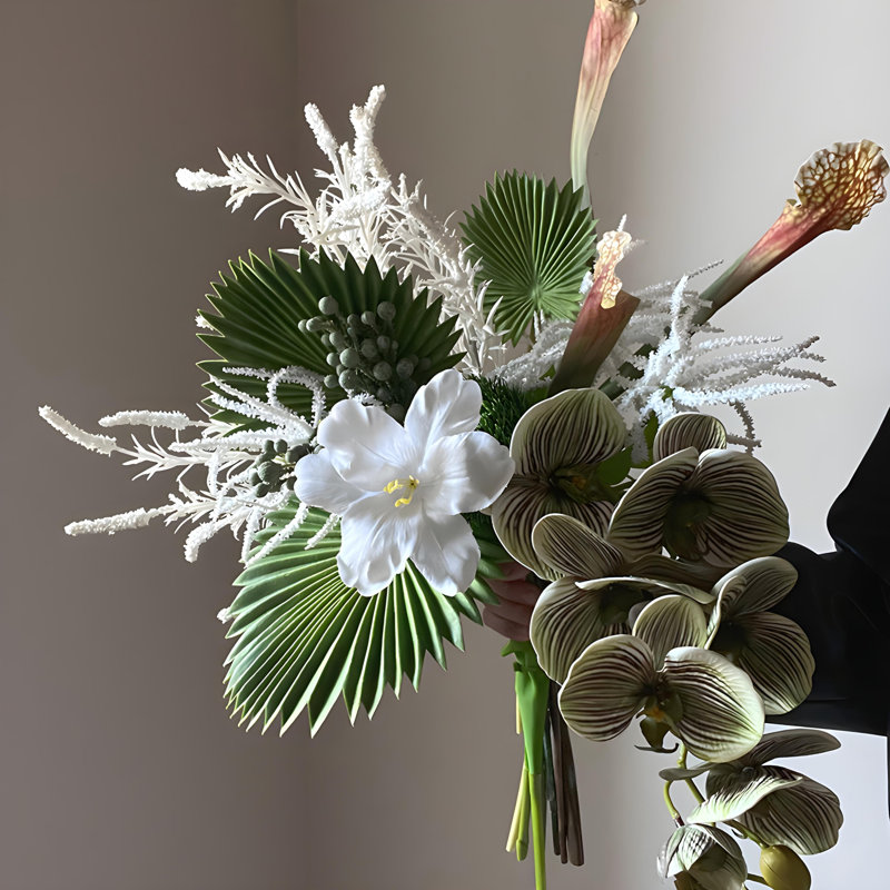 Ornements de fleurs simulées