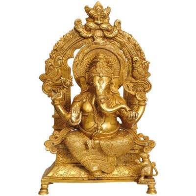 Lord Ganesha assis sur un trône avec Kirtimukha