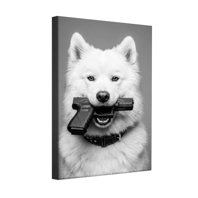 Animaux, chien blanc tenant un pistolet dans la bouche, H 36 po x l 24 po