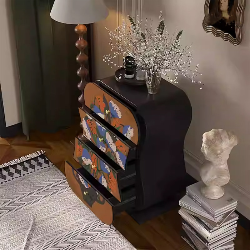 Armoire en noyer avec plusieurs tiroirs de rangement