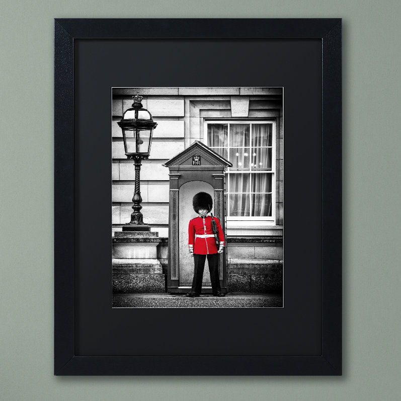 « grand garde de londres » par philippe hugonnard,, reproduction de photo encadrée, H 20 po x l 16 po x P 0,5 po