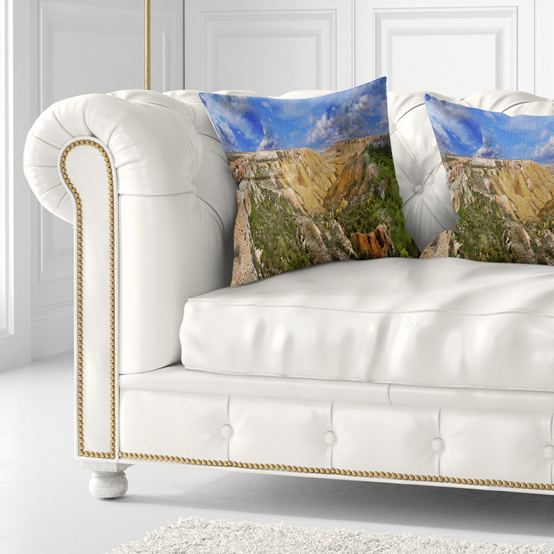 Canyon sur les pentes du plateau Ustyurt - coussin à imprimé paysage, 18 po x 18 po, Coussin décoratif