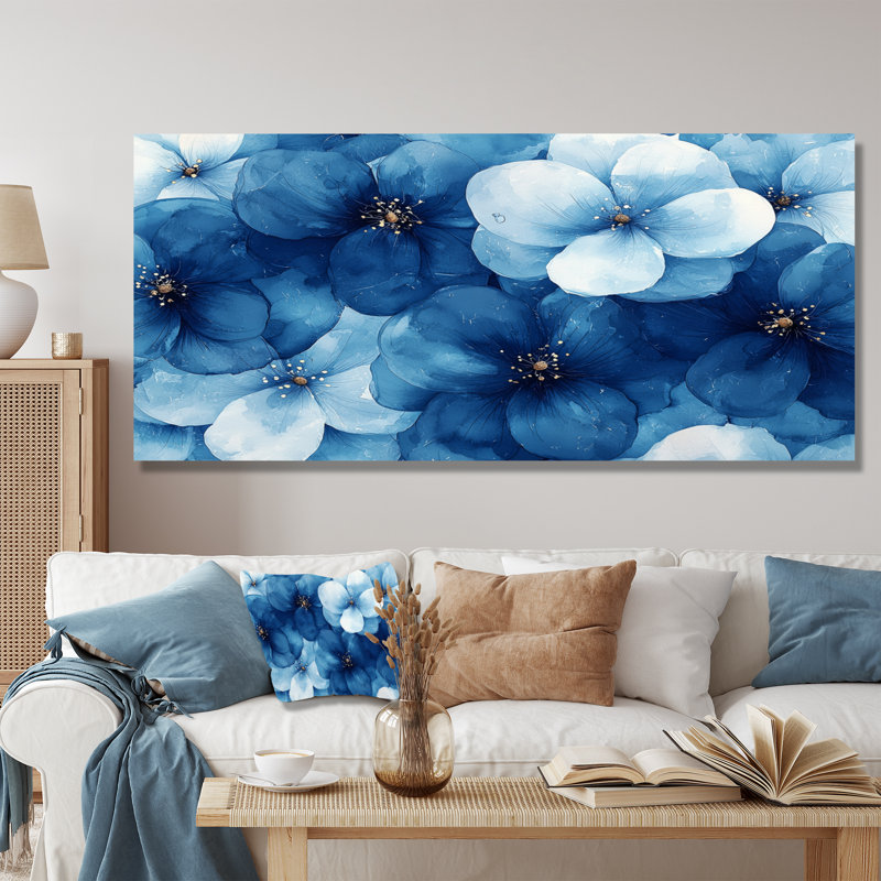 Fleurs bleues arc-en-ciel dans l'herbe I - impression de fleurs sauvages sur métal, H 28 po x l 60 po