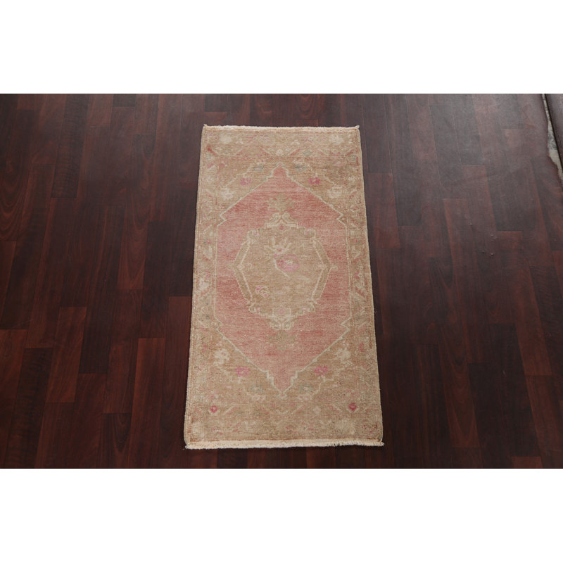 Tapis corail / brun unique en laine noué à la main de 40 à 50 ans de 1 pi 10 po x 3 pi 8 po One-of-a-Kind