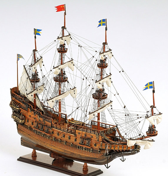 Bateau miniature moyen Wasa, H 33 po x l 38 po x P 11 po