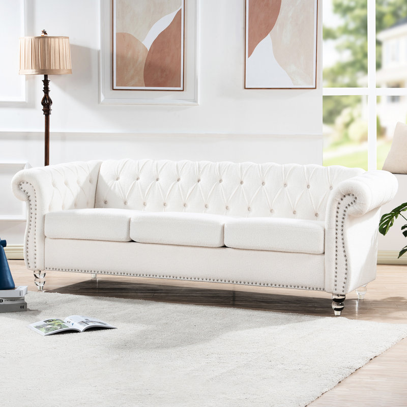 Fauteuil blanc à accoudoirs roulés de 83,79 po (213 cm). Conforme à la norme américaine TB117. Boucles de serrage profondes disposées en quinconce pour un ajustement uniforme. Pieds en bouleau avec revêtement protecteur facile à nettoyer. Intérieur en bois massif et contreplaqué.