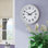Horloge murale moderne et contemporaine Spokane, cadre en aluminium brossé avec cadran blanc et chiffres arabes