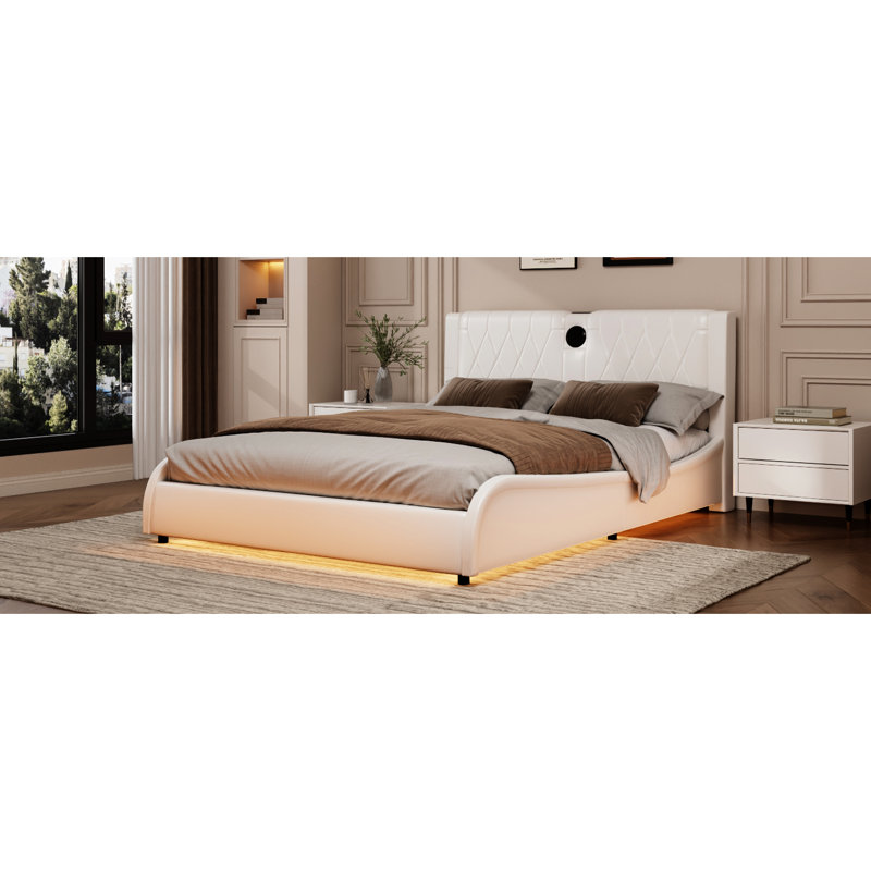 Élégant très grand lit avec décor à DEL, haut-parleurs intégrés et tête de lit en similicuir rembourré épais, effet blanc, sans sommier