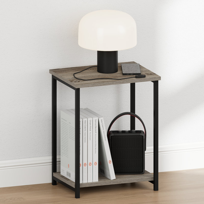 Table de chevet Inaayah, table de chevet à deux niveaux avec étagères ouvertes et structure en métal, idéale pour la chambre ou le salon, en chêne français.