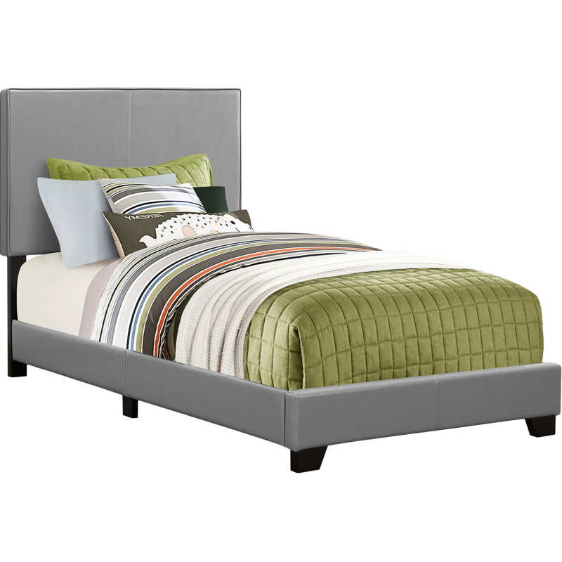 Lit simple tapissier en cuir gris pour une chambre à coucher de taille paisible avec apparence et structure stable