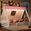 Lit double au sol avec tipi blanc et rose, garde-corps pour un coin de lecture blanc et rose, conception en bois massif