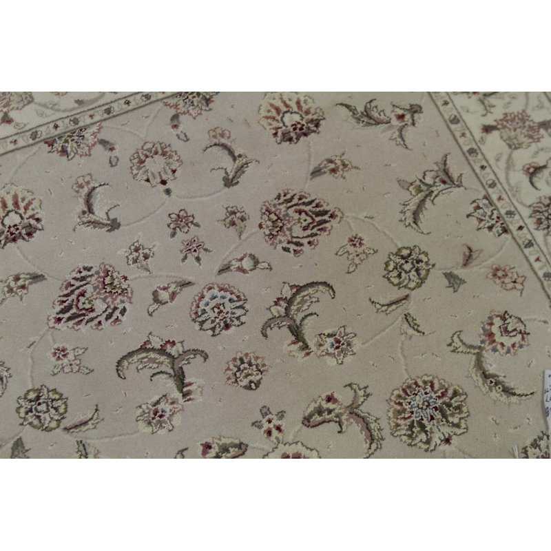 Floral Area Rug in Beige/Gold