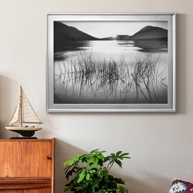 «Whisper Lake», reproduction encadrée de qualité supérieure - prête à être accrochée, H 22,5 po x l 30,5 po x P 1,5 po